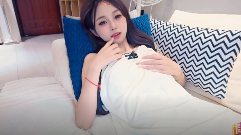 Cô em họ dâm đãng quyến rủ anh trai thôn quê khi mới lên đại học