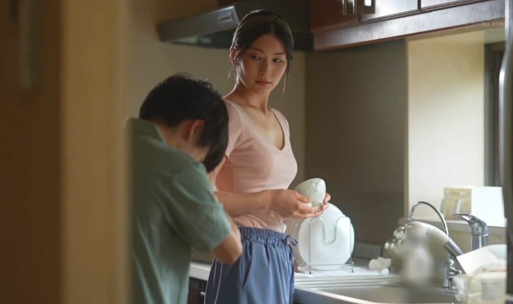 Nhờ chị gái dạy hôn, cậu em trai làm liều địt luôn chị gái